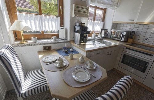 Ditzum House | Vacation home Henny - with private garden. Only 6 minutes walk to the harbor