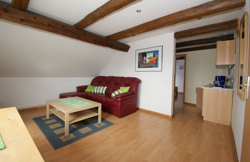 Eckwarden Apartment | Vacation home Herter, WiFi, gr. Garden, play equipment, lounger/play area, barbecue, animals