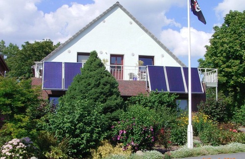 Eckwarden Apartment | Vacation home Herter, WiFi, gr. Garden, play equipment, lounger/play area, barbecue, animals