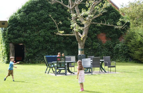Eckwarden Apartment | Vacation home Herter, WiFi, gr. Garden, play equipment, lounger/play area, barbecue, animals