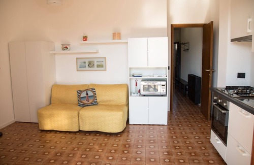 Mongiove Apartment | Vacation home in manor house 60 meters from the sea for couples or families