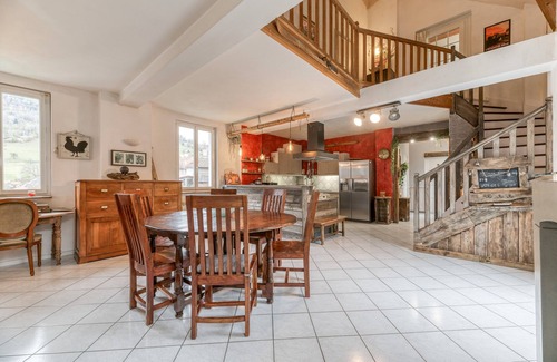 Theys House | Vacation Home "Jacuzzi-Sauna Station 7 Laux" with Private Terrace, Shared Garden & Wi-Fi