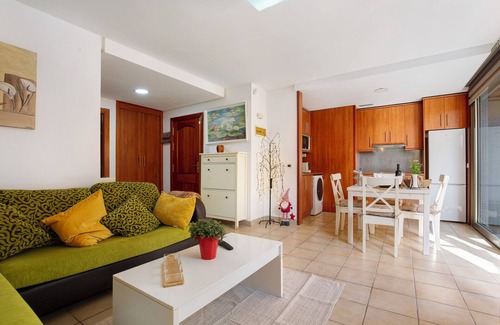 Esquinzo House | Vacation Home "Jose Esquinzo" with Shared Pool & Wi-Fi