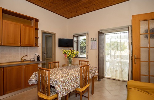 Capri Leone House | Vacation Home "La Casuzza Di Sara" with Private Terrace & Wi-Fi