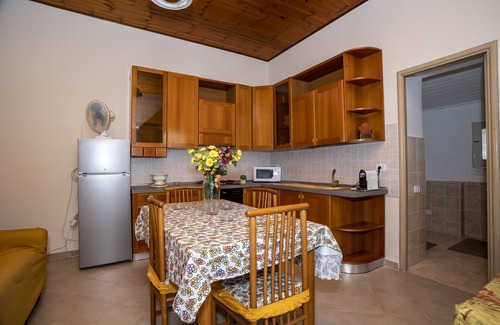 Capri Leone House | Vacation Home "La Casuzza Di Sara" with Private Terrace & Wi-Fi