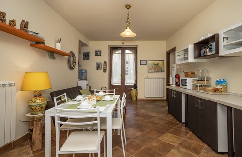 Mistretta House | Vacation Home "La Carretteria" with Private Terrace, Shared Garden & Wi-Fi