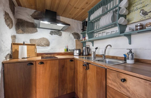 Armenime House | Vacation Home “La Casita” with Sea and Mountain View, Shared Garden & WiFi