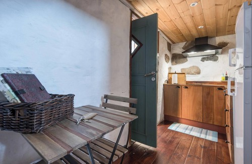 Armenime House | Vacation Home “La Casita” with Sea and Mountain View, Shared Garden & WiFi