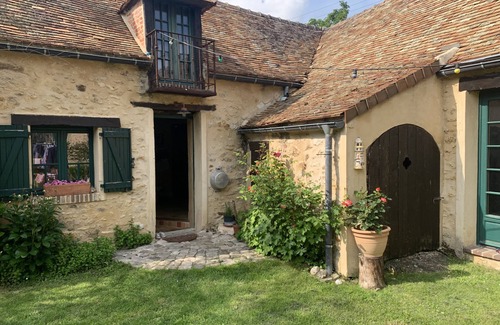 Garancieres House | Vacation Home "La Maison Du Grand Maronnier" with Wi-Fi