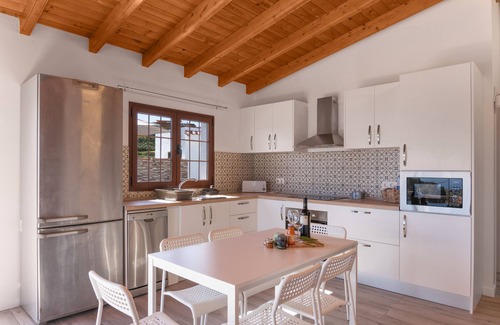Firgas House | Vacation Home 'Los Barranquillos' with Sea View, Private Pool, and Wi-Fi