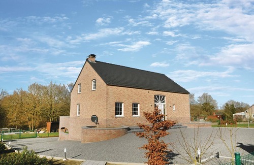 Somme-Leuze House | Vacation home Morice is situated on a hillside in a residential area near Durbuy.