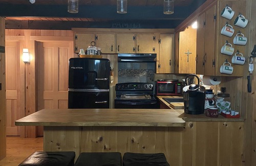 Freedom House | Vacation home near golf, skiing, shopping, & Private Beach Club at Lake Ossipee
