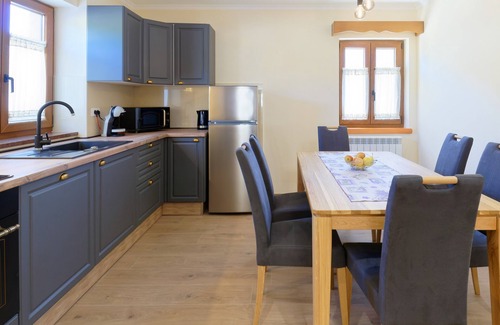 Grabri House | Vacation home Pahari - 6 persons, 3 bedrooms, pool, barbecue, terrace,