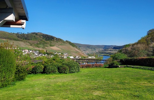 Alf Apartment | Vacation home Prinzenkopf Apartment 96 m² with a wonderful view of the Moselle valley