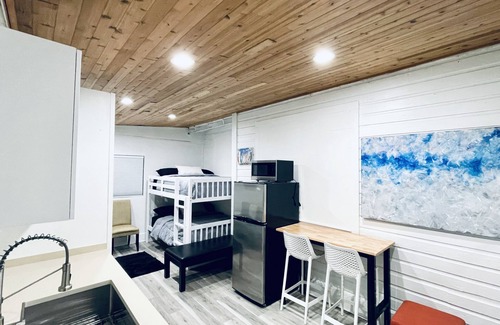 The Roads Apartment | Vacation Home Private to Rent 4 Guests, 1 Bath