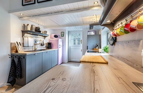 Augustenkoog House | Vacation home 'Reetdachhaus Alter Deich' with private sauna, private garden and 6 e-bikes