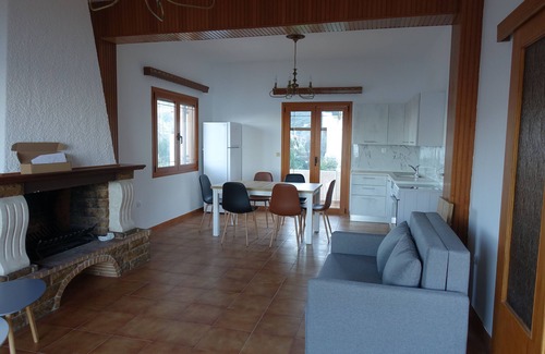 Troizinia Villa | Vacation home right by the sea, great view, large garden