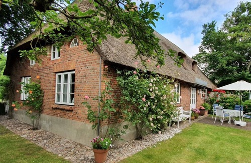 Oldsum House | Vacation home Süderende 50 - Idyllic vacation home under thatch Süderende 50