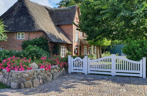 Oldsum House | Vacation home Süderende 50 - Idyllic vacation home under thatch Süderende 50