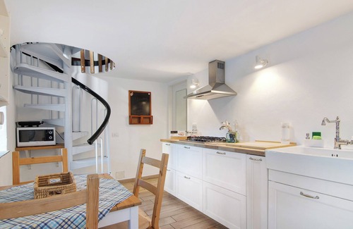 Moltrasio House | Vacation Home "Stone House of the year 1500" with Lake View & Wi-Fi