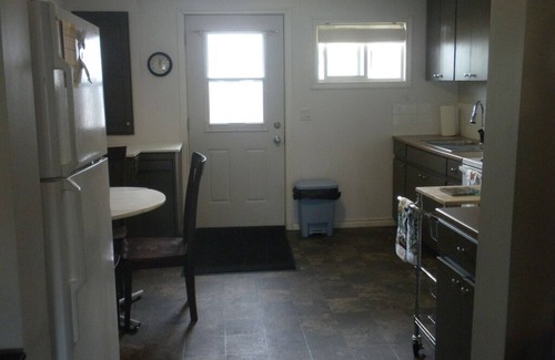 Thunder Bay House | Vacation Home Thunder Bay 2 Bedroom House Sleeps 4 Near Airport, Bus, Cafes,Bars
