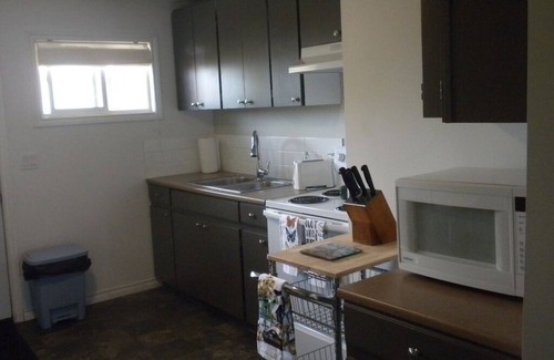 Thunder Bay House | Vacation Home Thunder Bay 2 Bedroom House Sleeps 4 Near Airport, Bus, Cafes,Bars
