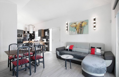 Abades House | Vacation Home 'Tia Osa' with Private Pool, Shared Terrace and Wi-Fi
