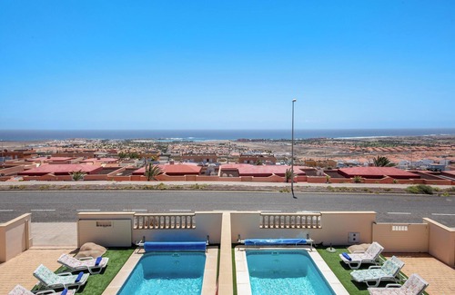 Caleta de Fuste House | Vacation Home 'Villa Mia' with Sea View, Garden, Pool & Wi-Fi