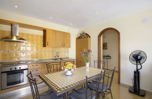 Icod de los Vinos Ski Chalet | Vacation Home 'Villa Tazana' with Sea View, Pool & Wi-Fi