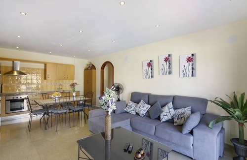 Icod de los Vinos Ski Chalet | Vacation Home 'Villa Tazana' with Sea View, Pool & Wi-Fi