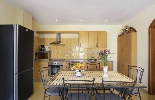 Icod de los Vinos Ski Chalet | Vacation Home 'Villa Tazana' with Sea View, Pool & Wi-Fi