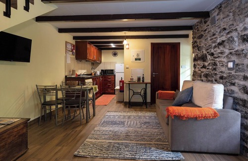 Ribeira Brava House | Vacation Home Villa Rústica - Casa da Lurdes with Mountain View, Wi-Fi, Balcony & Terrace