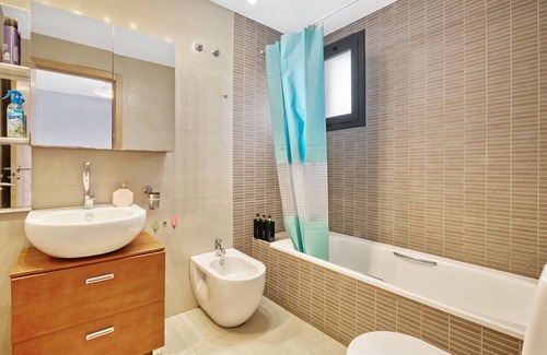 L'Alcora House | Vacation Home "Villa Del Lago" with Lake View, 2 Private Terraces & Wi-Fi