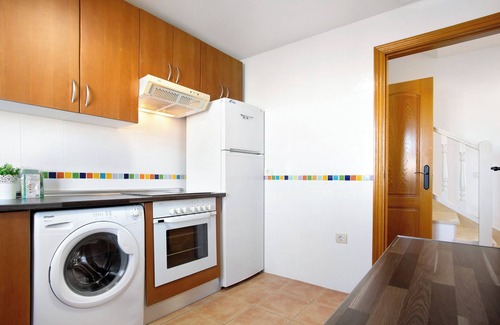 Geafond House | Vacation Home 'Villa Zoe' with Sea View, Shared Pool and Wi-Fi