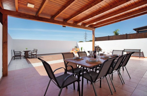 Geafond House | Vacation Home 'Villa Zoe' with Sea View, Shared Pool and Wi-Fi