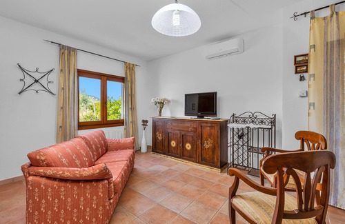 Loiri House | Vacation Home "Villetta delle Rose" with Garden, Terrace & Balcony