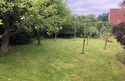 St. Lorenz Nord House | Vacation home with large garden for relaxing and romping around, close to the Baltic Sea