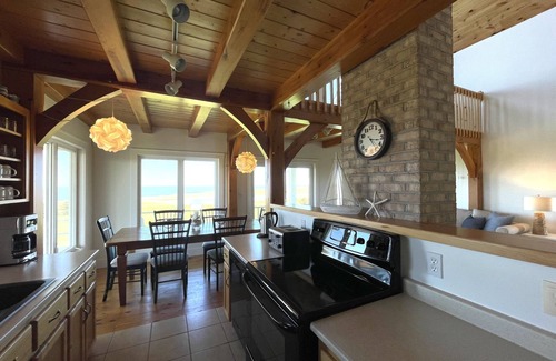 Park Corner House | Vacation Home With Panoramic Ocean Views, Only a 3 Minute Drive From Beach