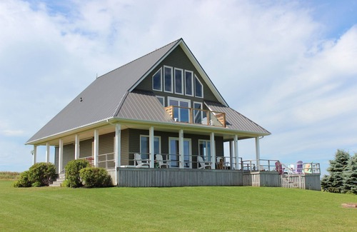 Park Corner House | Vacation Home With Panoramic Ocean Views, Only a 3 Minute Drive From Beach