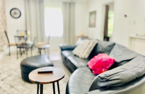 Etobicoke Apartment | Vacation house Entire floor Kids yard walk 2 subway