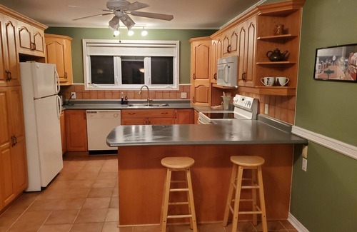 Plantagenet House | VACATION in 🇨🇦 CANADA 🇨🇦: Pet Friendly All-Season Getaway by the Ottawa River