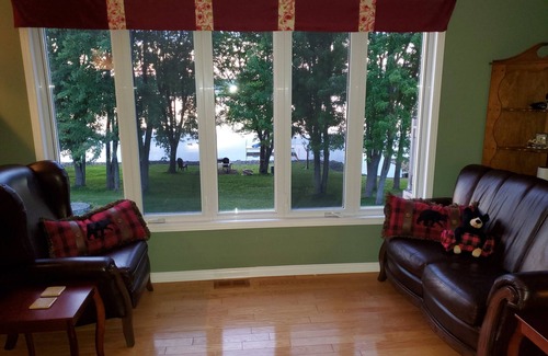 Plantagenet House | VACATION in 🇨🇦 CANADA 🇨🇦: Pet Friendly All-Season Getaway by the Ottawa River