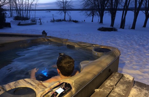 Plantagenet House | VACATION in 🇨🇦 CANADA 🇨🇦: Pet Friendly All-Season Getaway by the Ottawa River