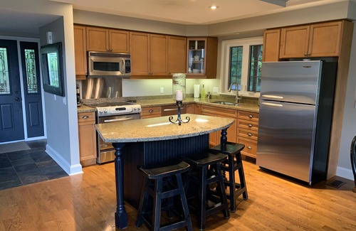 Port Carling Cottage | Vacation in Canada this summer! Enjoy it lakeside in Muskoka!