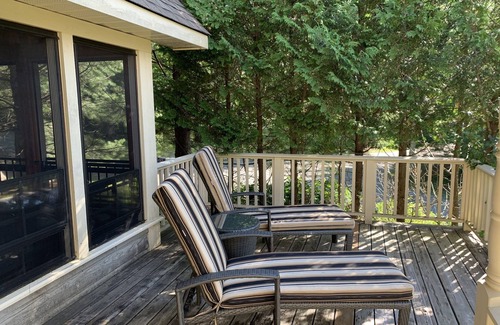 Port Carling Cottage | Vacation in Canada this summer! Enjoy it lakeside in Muskoka!