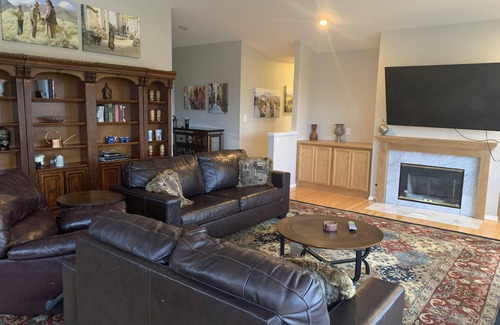 Reno House | VACATION IN ELEGANCE WITHIN FOUR MILES RENO'S ENTERTAINMENT DISTRICT