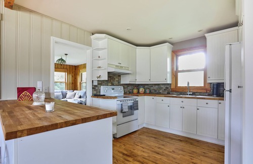 Sainte-Adele House | Vacation in Paradise newly renovated Guesthouse in gated 12 ac Equestrian Estate