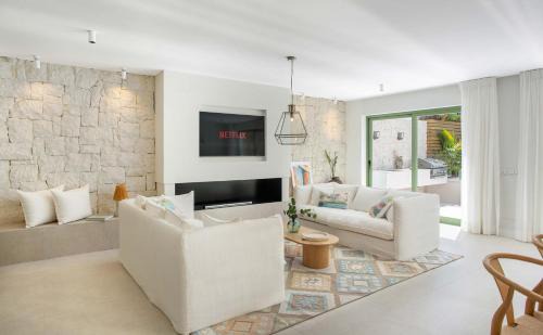 San Pedro de Alcantara House | VACATION MARBELLA I Casa Savia, Private Heated Pool, Luxury interiors, 10min walk to the Beach