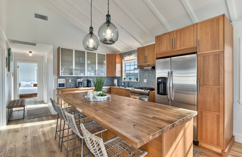 Jamaica Beach House | Vacation on the bay with Proximity to Beach and High-Speed WiFi- Turtle Haven