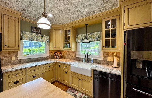 Hallowell House | Vacation or Short-term rental. Spacious 4-bedroom house in welcoming Hallowell.